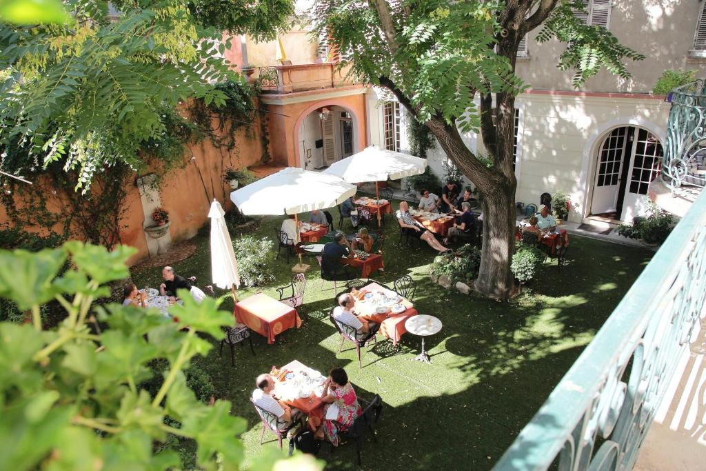 卡庞特拉菲阿科尔酒店的一群坐在花园里桌子上的人