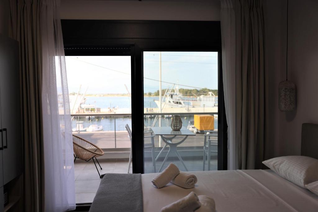 克拉默特Nautico Rooms的一间卧室设有一张床和一个美景阳台