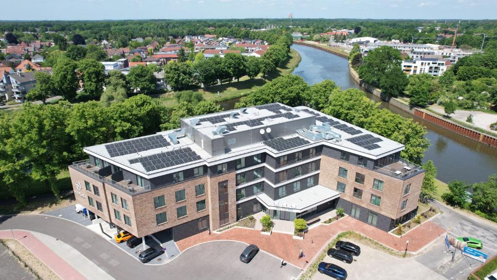 梅彭VIA PLAZA Hotel Meppen的建筑的顶部景观,上面有太阳能电池板