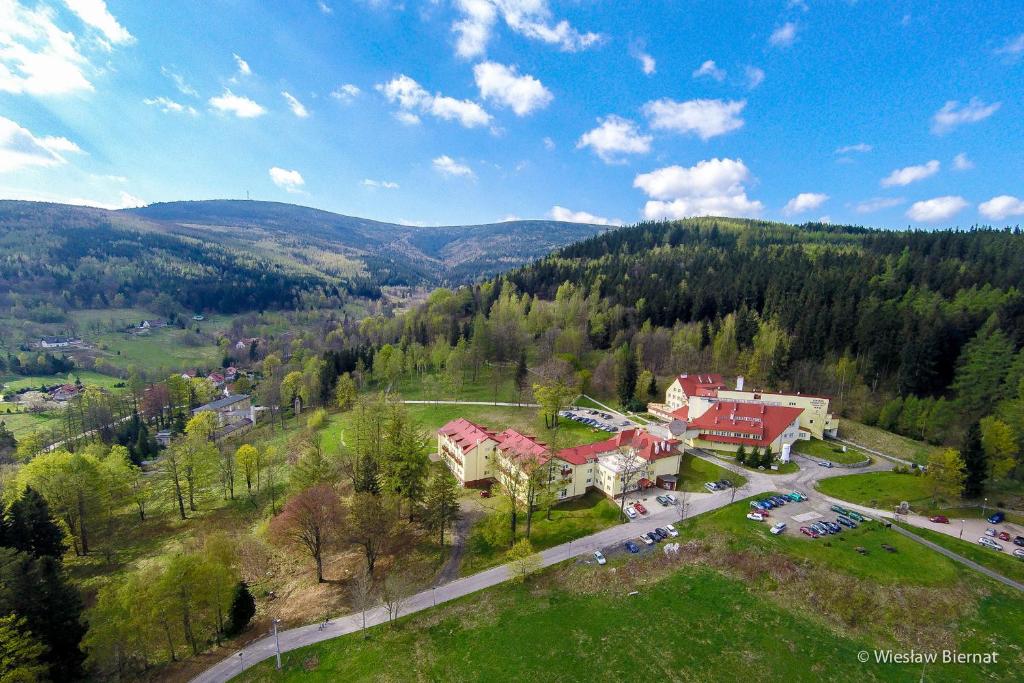 希维拉杜夫-兹德鲁伊吉丽里卡莫多希医疗SPA旅馆的享有山景的房屋的空中景致