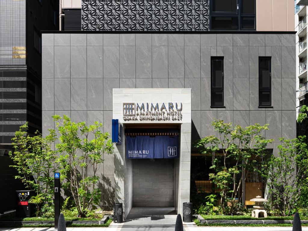 大阪MIMARU OSAKA SHINSAIBASHI EAST的门上标有标志的建筑物