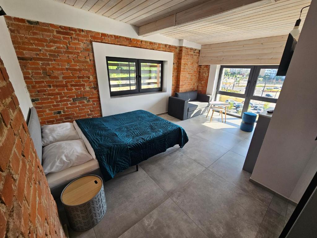 比得哥什Karpacka 8的一间卧室设有一张床和砖墙