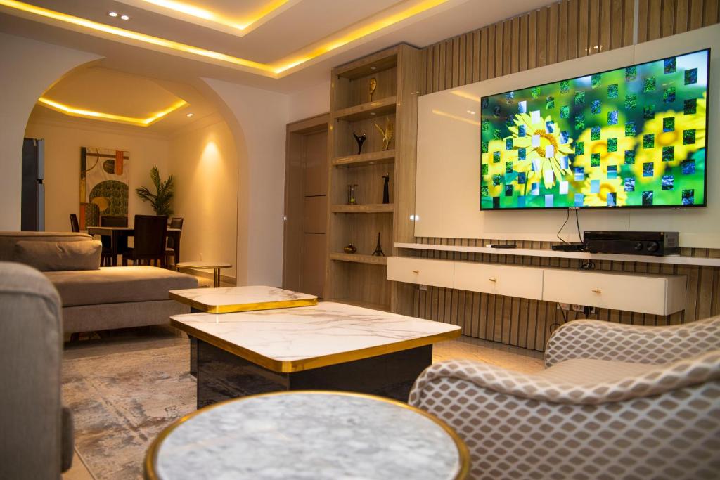拉各斯MOBAK APARTMENT的客厅设有壁挂式平面电视。