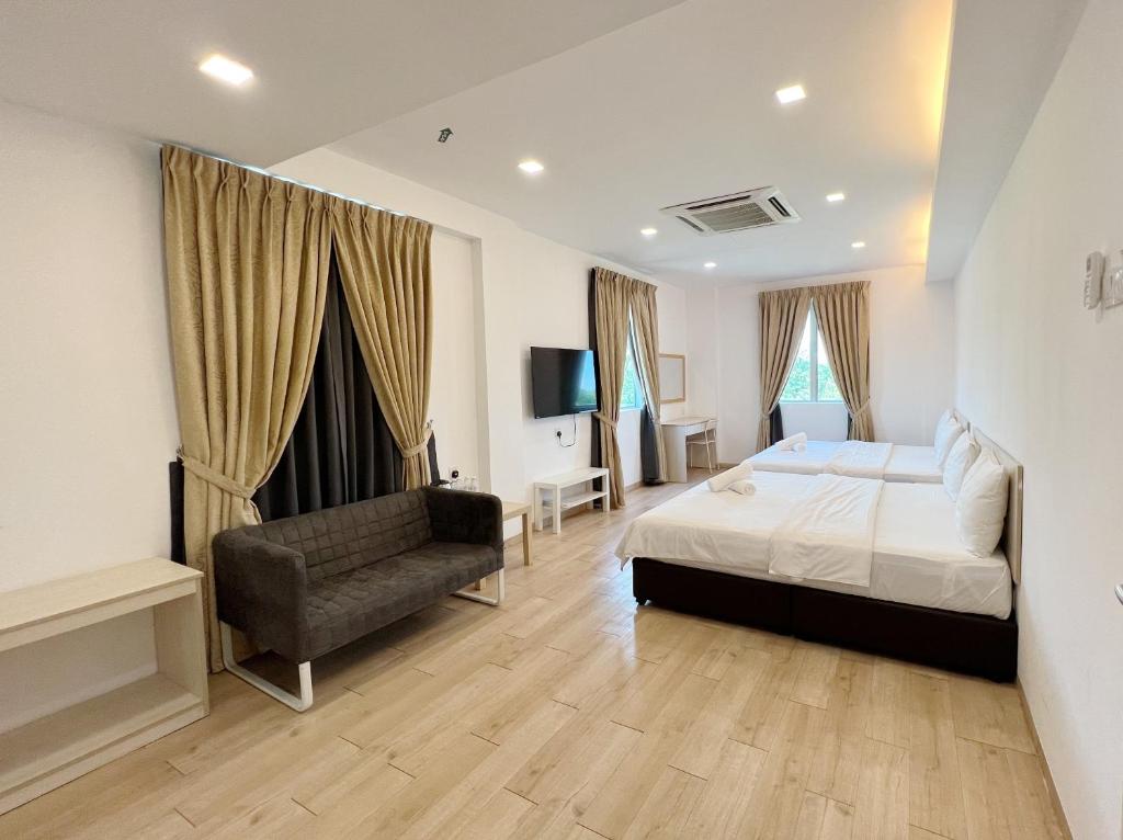 Hutan MelintangVVIP酒店的一间卧室配有一张床和一张沙发