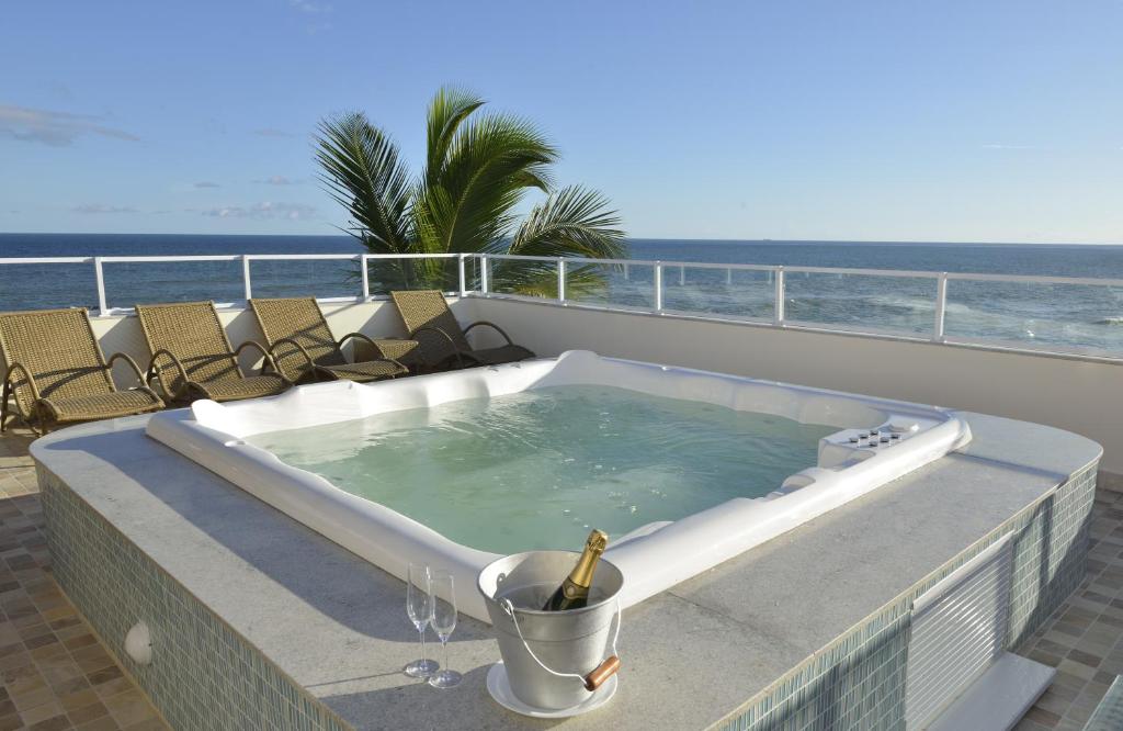 萨尔瓦多Rede Andrade Express的阳台的热水浴池,背景为大海