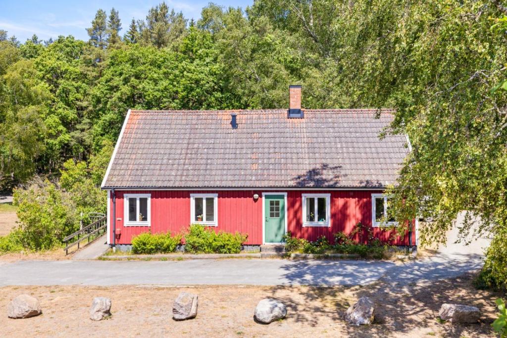 SjöboRaftarp - Country side cottage in the woods的灰色屋顶的红色房子