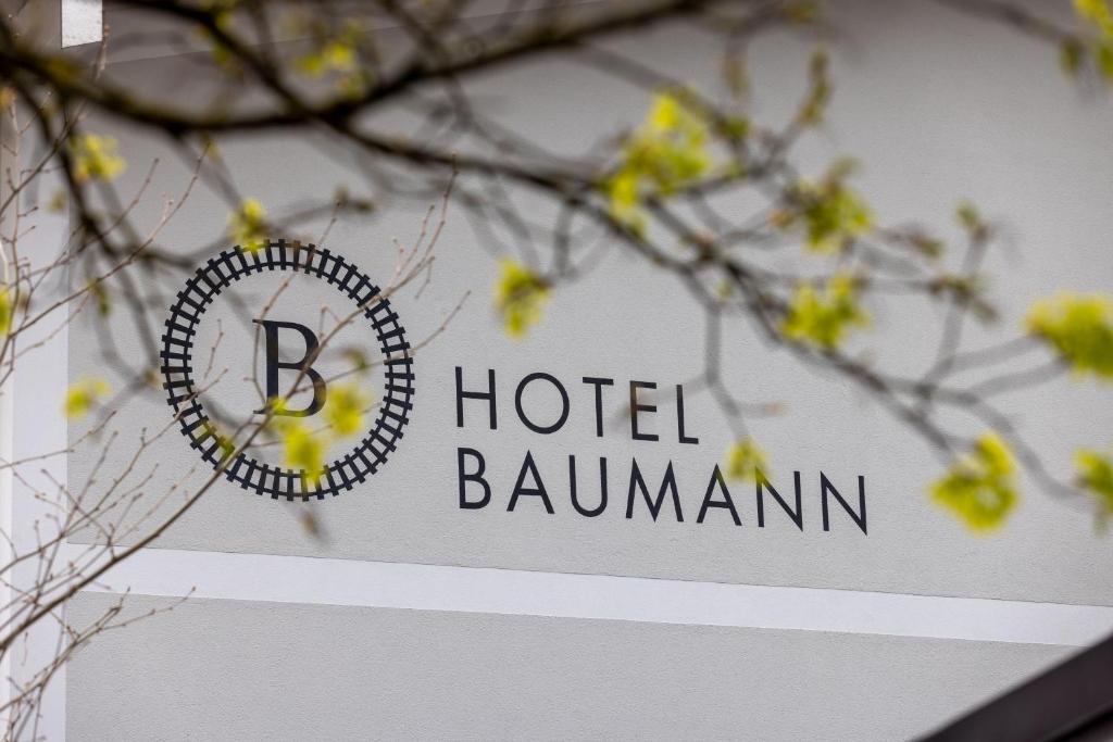 OtterfingHotel Baumann的建筑上的Banannan酒店标志