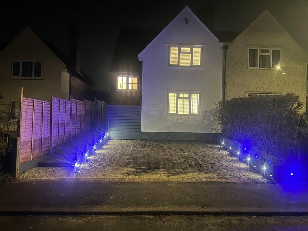 诺丁汉Charming 3-Bed Home Minutes From City Centre的前面有蓝色灯的白色房子