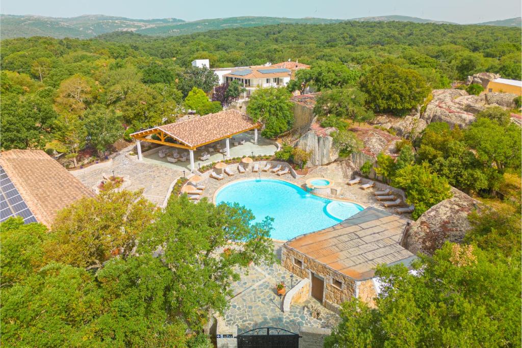 布多索Paghe Eco Luxury Experience的享有带游泳池的度假村的空中景致
