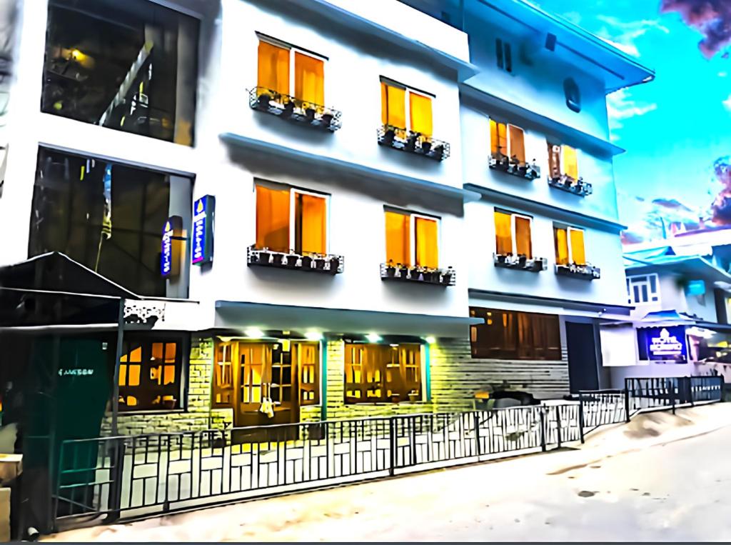 BhurtukThe Loft Norling Hotel & Spa的一座建筑,拥有橙色和黄色的窗户和栅栏