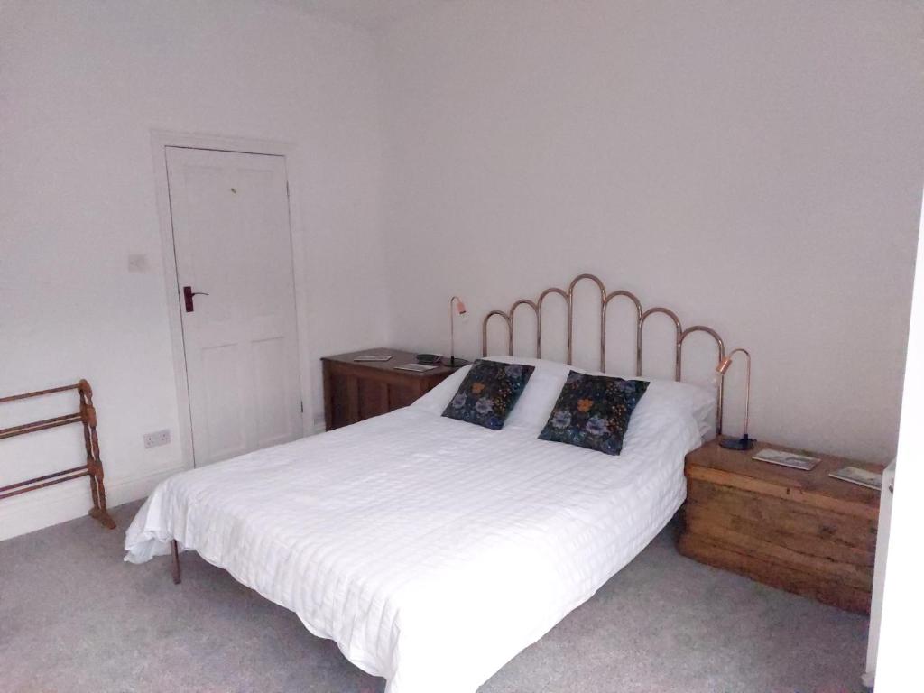 滨海索尔特本LetAway - Yonge's Place Saltburn的卧室配有白色的床和木制梳妆台。