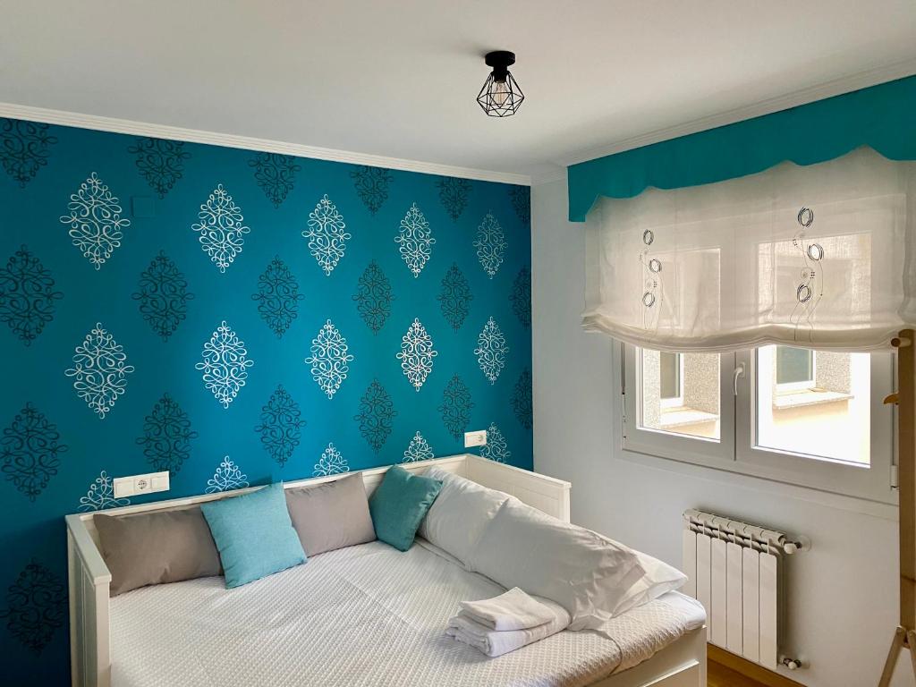 福斯Ollo de Llas的一间卧室配有一张蓝色墙壁的床