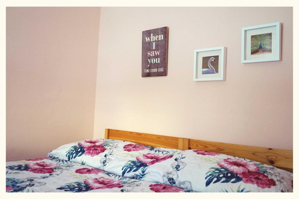 斯皮特安德劳Ingrid’s Guesthouse Spittal的一间卧室配有一张带花卉棉被的床
