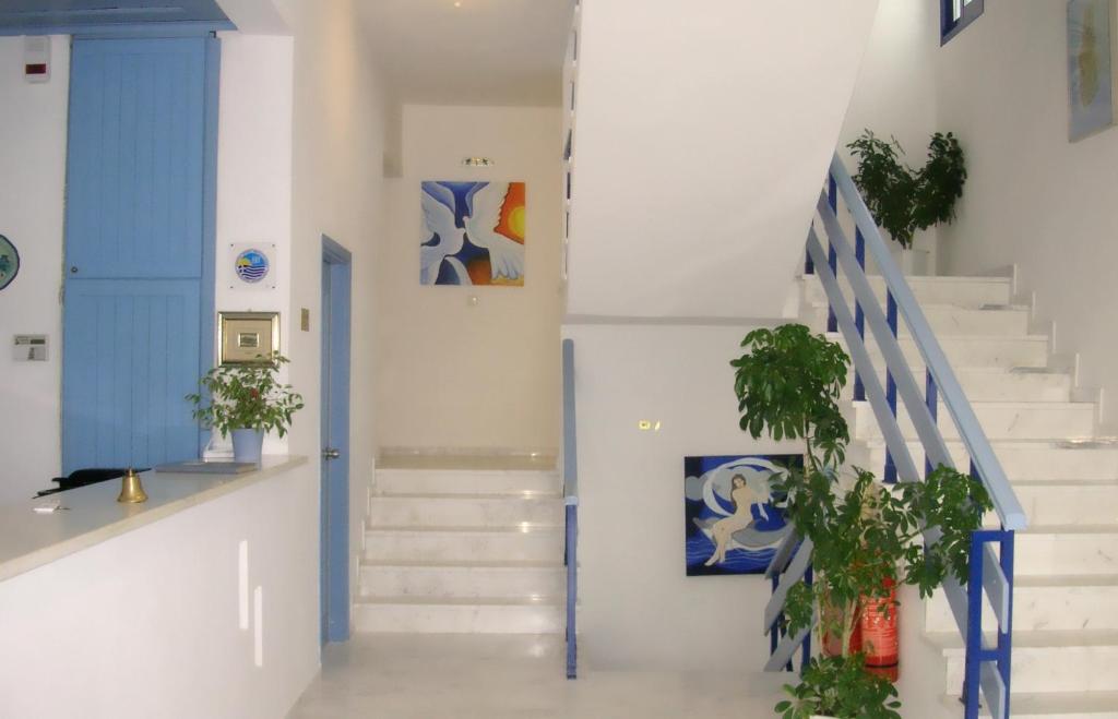 萨索斯达娜厄酒店 的拥有白色楼梯和蓝色点缀的走廊