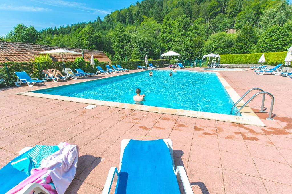 萨里斯VVF Les Fontaines des Vosges的水中人的大型游泳池