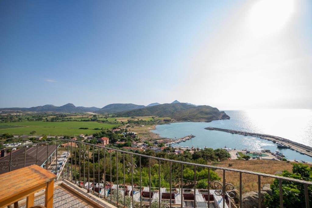 格克切达镇Yakamoz Hotel Gökçeada的从度假村的阳台上可欣赏到海景
