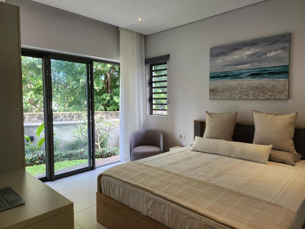 格兰贝伊Soleia 3 in Mauritius的一间卧室配有一张床,享有海景