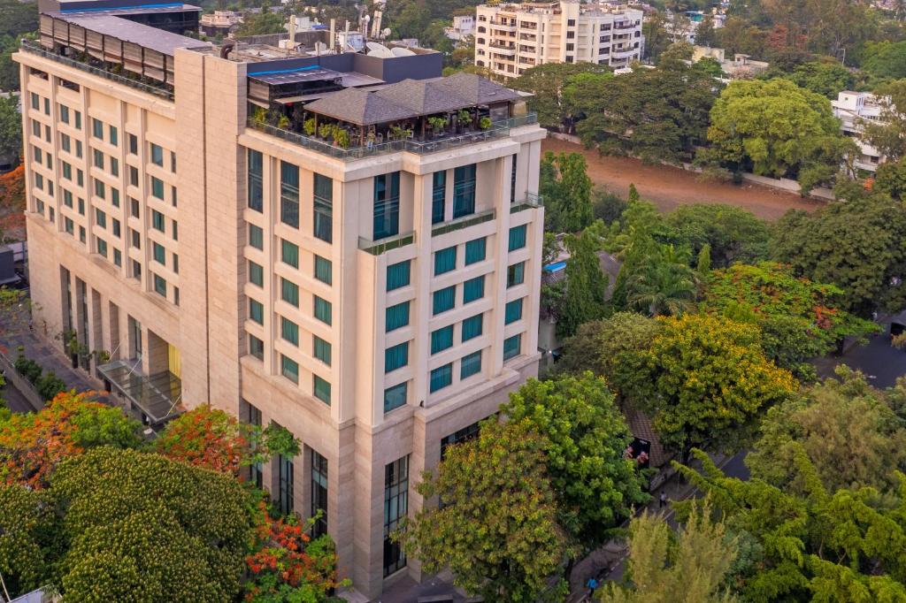 浦那O Hotel Pune的高层白色建筑的视野