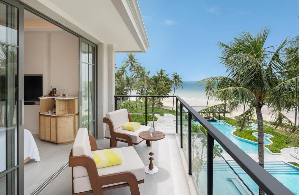 查汶Centara Reserve Samui - SHA Plus的客房设有海景阳台。