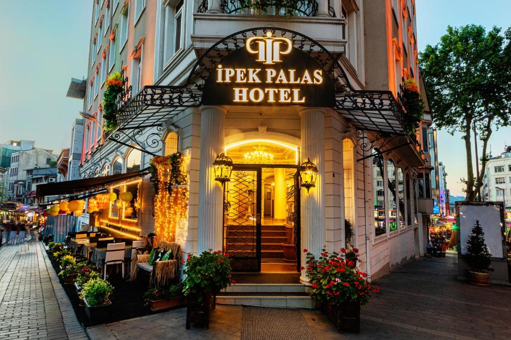 伊斯坦布尔伊佩克帕拉斯酒店的一座标有酒店标志的建筑