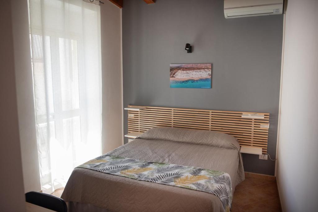锡库利亚纳La Casetta di Giorgio的一间小卧室,配有床和窗户