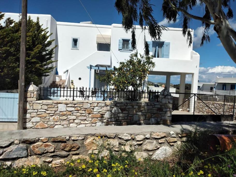MármaraLia's Home的前面有石墙的白色房子