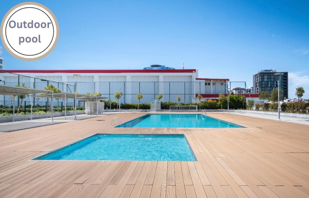 Nilüfer4 bedroom rental unit with pool/middle of Bursa的建筑物屋顶上的游泳池