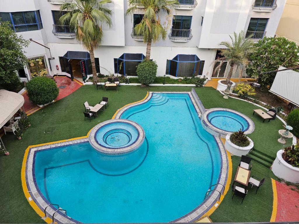 麦纳麦Majestic Hotel的享有庭院游泳池的顶部景色