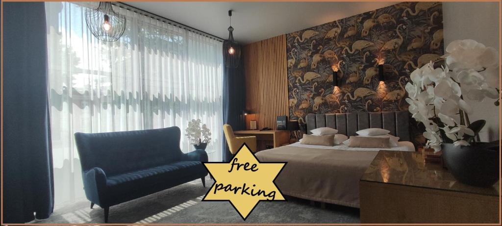 奥普尔扎拉威拉酒店的一间卧室配有一张床和一张蓝色椅子