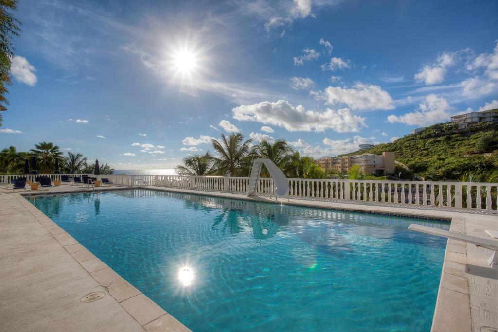 黎明海滩公主高地豪华公寓酒店的一个带白色围栏的大型游泳池