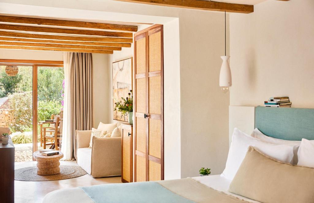 米乔尔海滩Teranka的一间卧室设有一张床,并有通往庭院的门