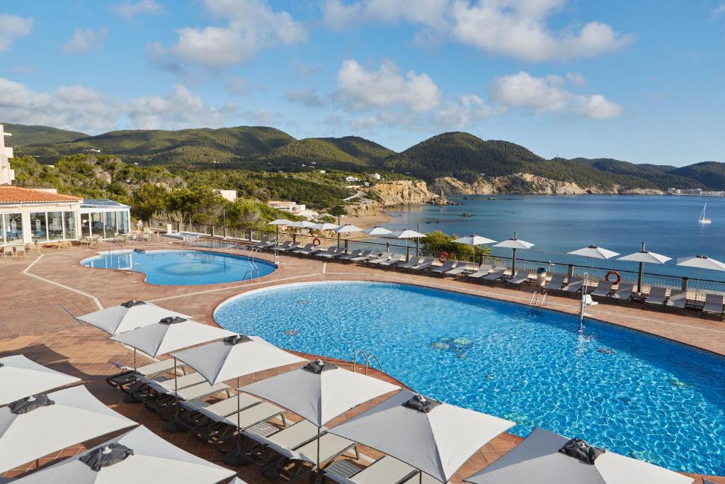 伊斯费古耶拉尔海滩因维萨卡拉维尔德俱乐部酒店的海景度假酒店 - 带游泳池