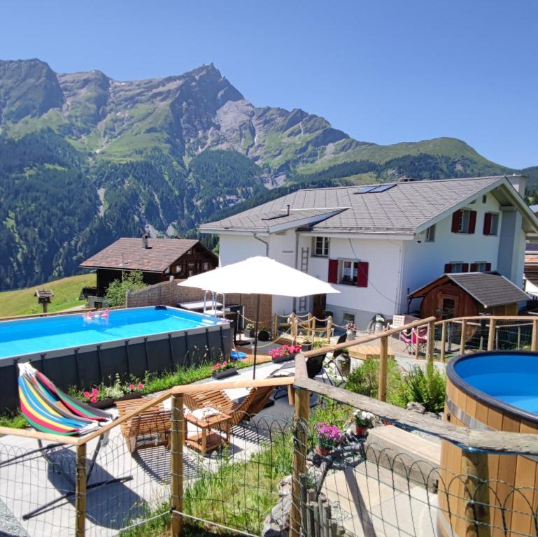 舍皮纳阿尔宾娜宾馆的一座带游泳池和山脉的度假村