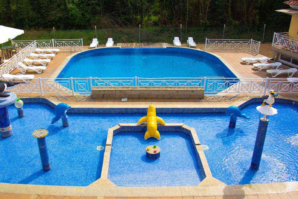 桑亨霍Sun Galicia Hotel y Apartamentos的中间设有1个带玩具的大型游泳池