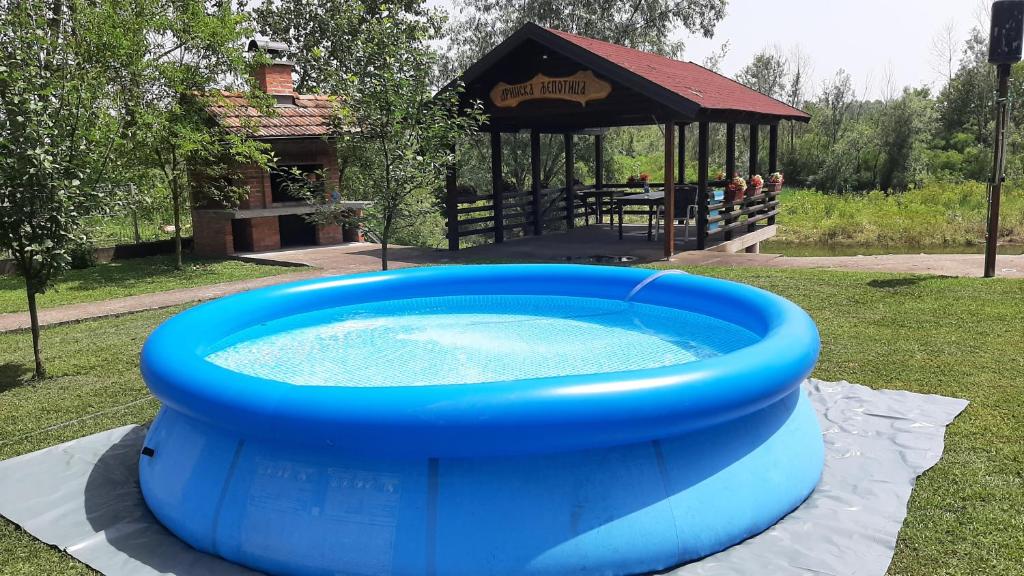 比耶利纳Drinska Ljepotica的游乐场前的大型蓝色充气游泳池