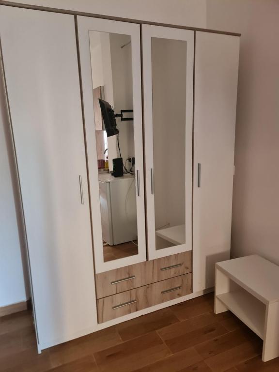 克拉列沃Apartman K2的客房内的白色橱柜和镜子