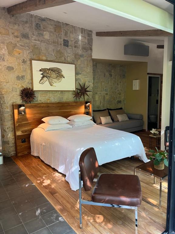 BouillarguesBoisBolchet Ecolodge-SPA的一间卧室配有一张大床和一张沙发