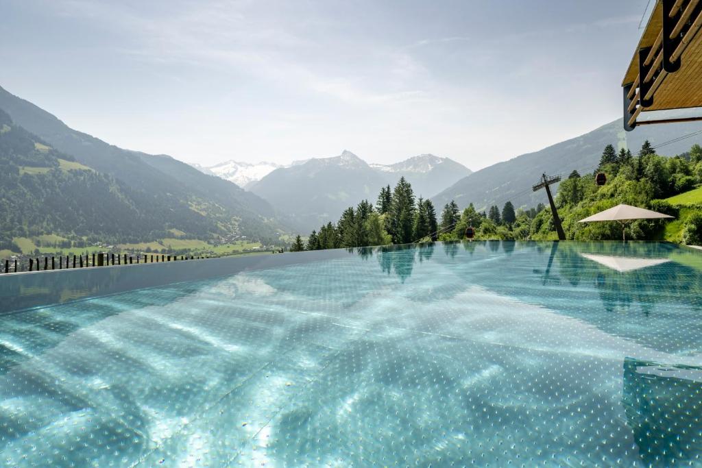 巴特霍夫加施泰因达斯戈德堡酒店的一座山地游泳池
