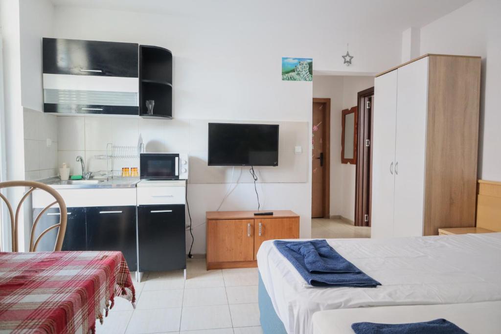 阳光海滩Къща за гости "Arawana"的酒店客房带两张床和厨房
