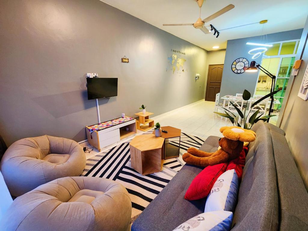 莎阿南Shah Alam U8 FULLY AIR-CON Suite的客厅,沙发上摆放着泰迪熊
