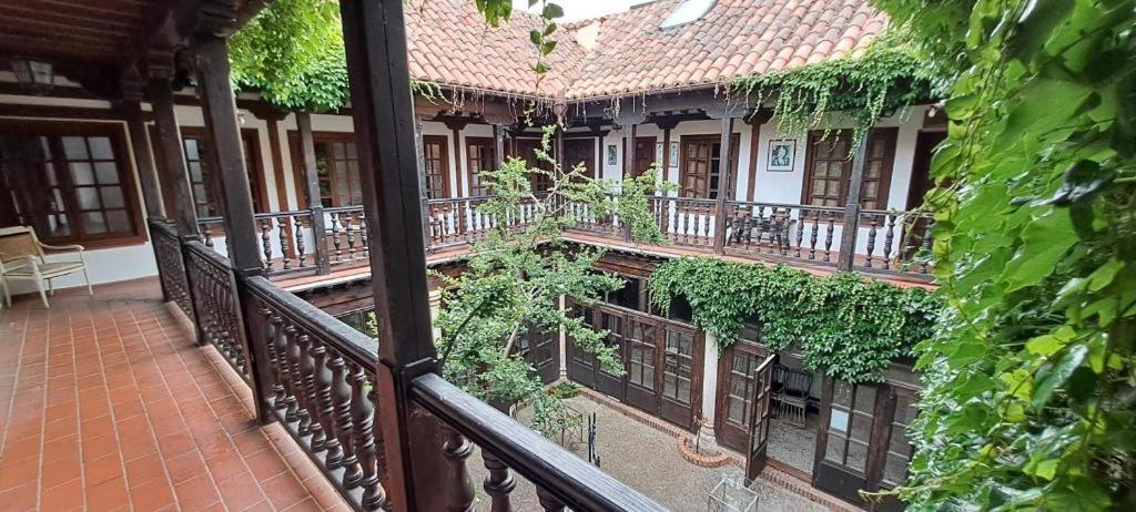 萨莫拉Hosteria Real de Zamora的植物屋的阳台