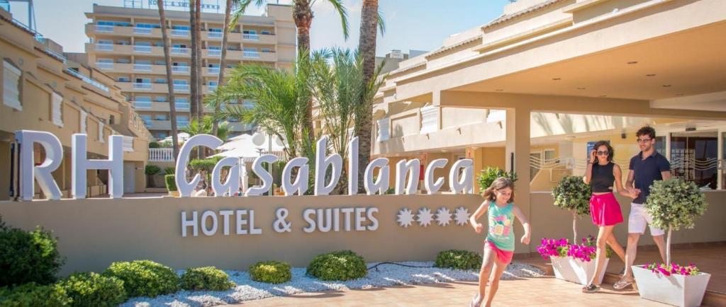 佩尼斯科拉RH卡萨布兰卡套房酒店的和一个小女孩一起 ⁇ 染酒店和套房的标志