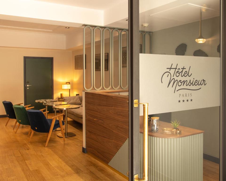巴黎Hotel Monsieur & Spa的一间在房间内配有桌椅的餐厅