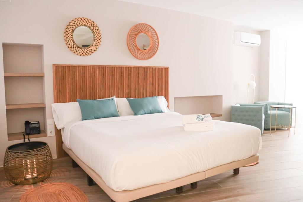 圣波拉HOTEL NARCEA的卧室配有一张白色大床和两面镜子