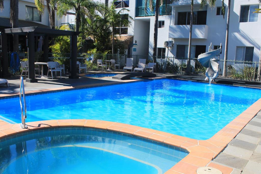 霍克斯内斯特海滨鹰巢酒店的大楼前的大型蓝色游泳池