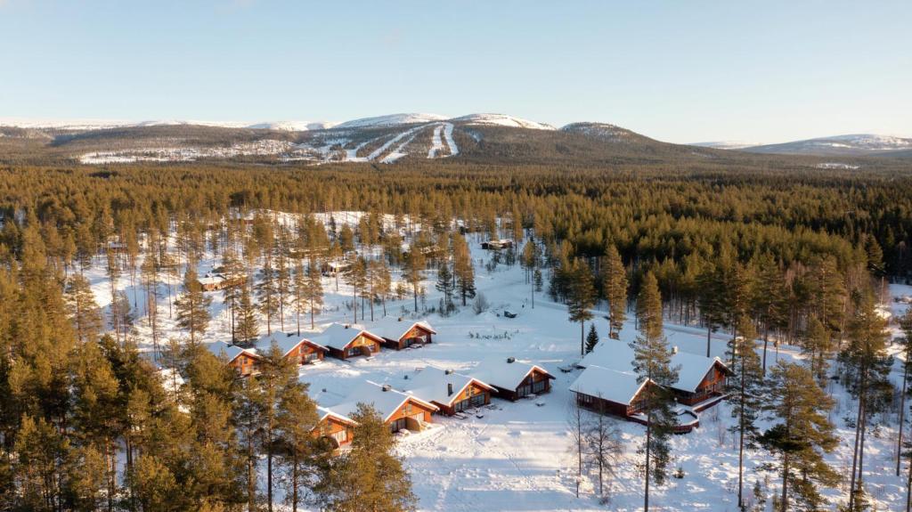 LjørdalFulufjellet的雪地中度假村的空中景观