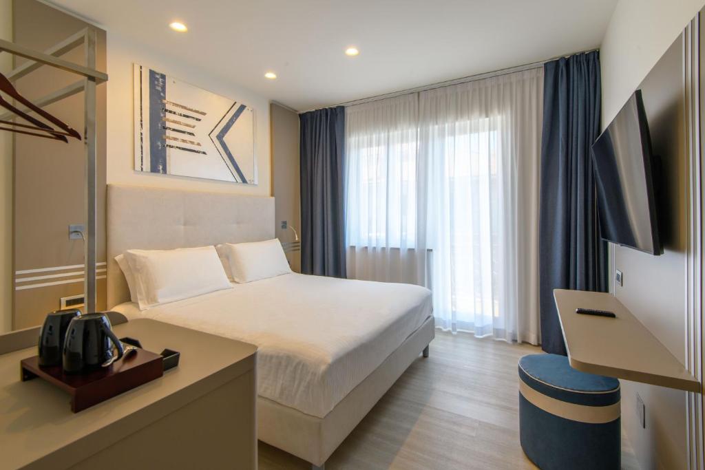 迪亚诺马里纳Hotel & Apartments Sasso的酒店客房,配有床和电视