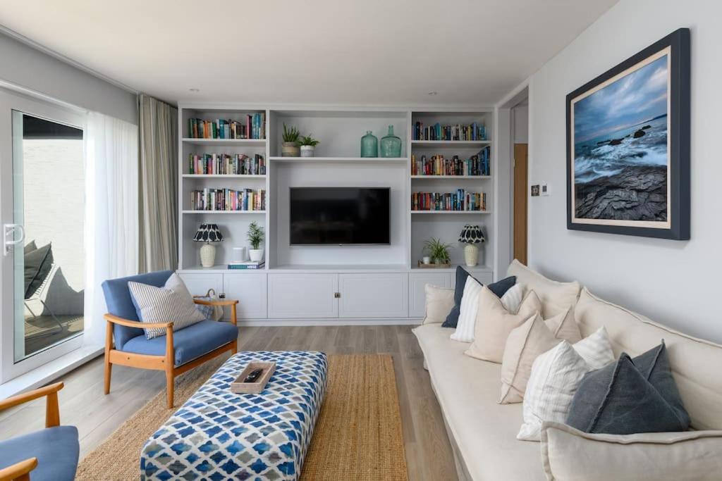 桑德斯富特HIGH TIDE - Luxury 2 bed apartment with parking的客厅配有白色沙发和电视