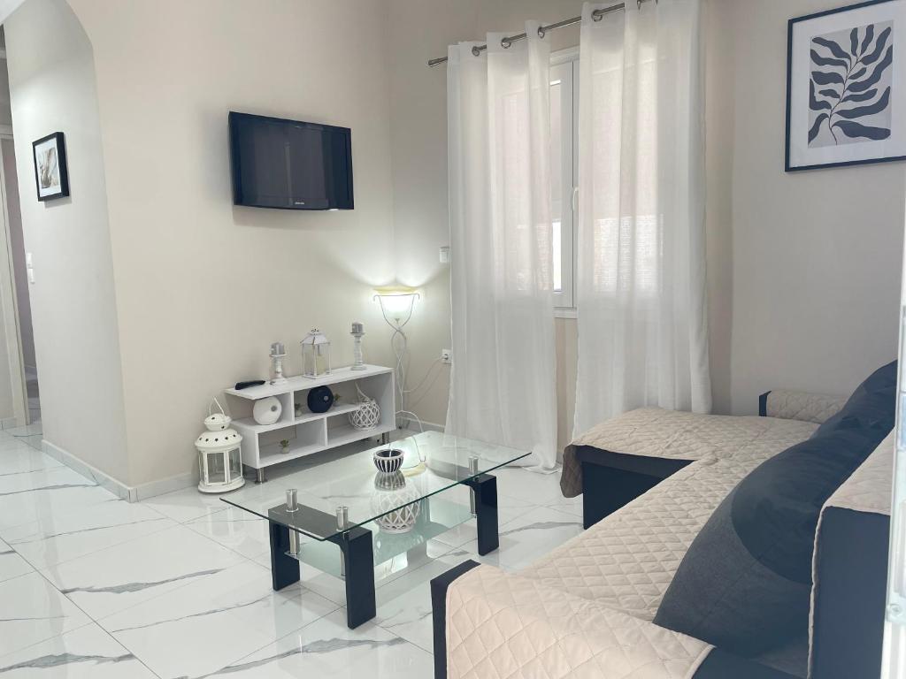 爱琴娜岛Aiginetan Apartments的白色的客厅配有沙发和桌子