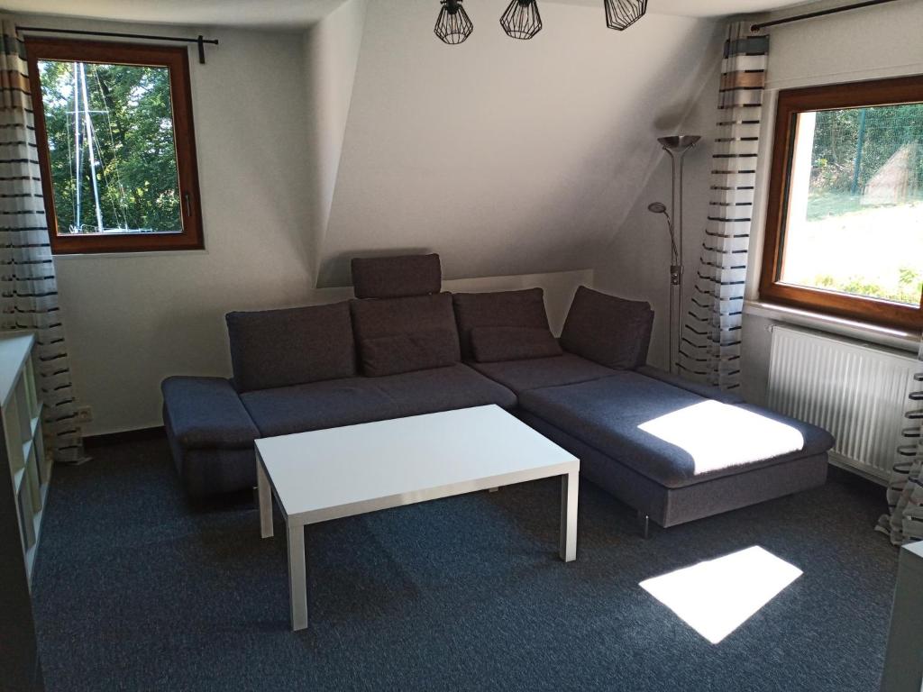 哈廷根Ferienwohnung Waldblick - a88768的带沙发和咖啡桌的客厅